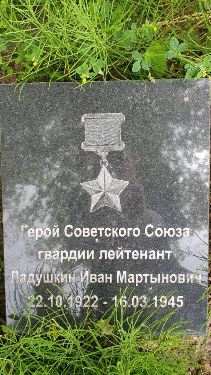 BelarusEmbPol's tweet photo. У рамках святкавання #BY75 11 чэрвеня Пасол У.Чушаў, Аташэ па пытаннях абароны В.Капшуль i члены іх сем’яў усклалі вянок да Мемарыяла салдатам Савецкай арміі ў Браневе - самага вялікага замежнага пахавання савецкіх воінаў, якія загінулі ў гады Другой сусветнай вайны https://t.co/sctU20HJvS