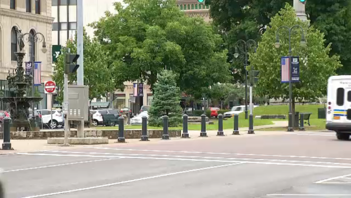 BrianDwyerTV's tweet photo. BREAKING: Watertown to create an outdoor dining area in Public Square this weekend. It will also vote Monday to relax its open container laws. @SPECNewsCNY https://t.co/8zG7XJ8EZh