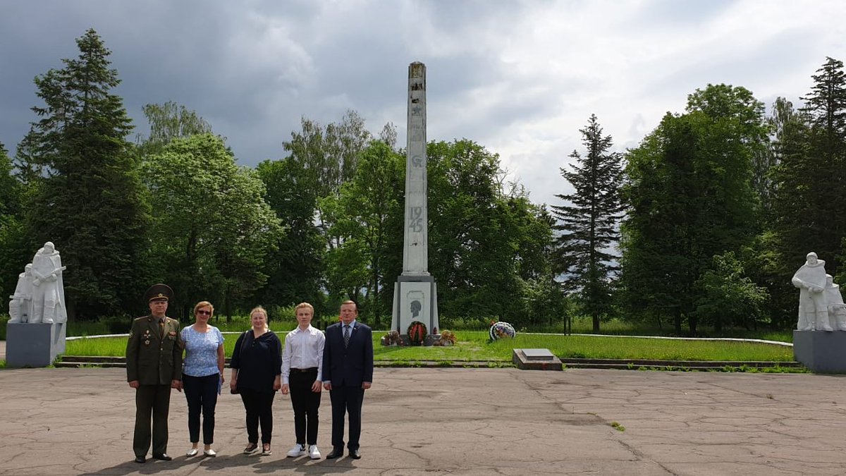 BelarusEmbPol's tweet photo. У рамках святкавання #BY75 11 чэрвеня Пасол У.Чушаў, Аташэ па пытаннях абароны В.Капшуль i члены іх сем’яў усклалі вянок да Мемарыяла салдатам Савецкай арміі ў Браневе - самага вялікага замежнага пахавання савецкіх воінаў, якія загінулі ў гады Другой сусветнай вайны https://t.co/sctU20HJvS
