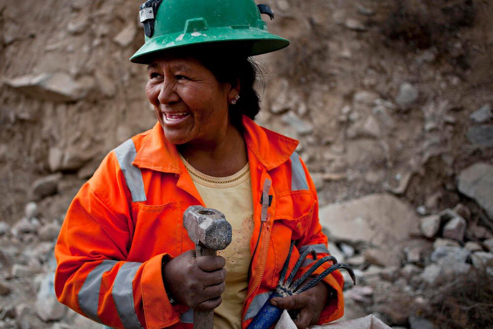 EmbSuizaPeru's tweet photo. Celebramos la alianza 🤝entre #Metalor, la Asociación Suiza de Oro Responsable y Minera Yanaquihua para exportar #ororesponsable y trazable desde Perú🇵🇪 hasta Suiza🇨🇭con apoyo de @OroResponsable @MINEM_Peru
Lee 👉 https://t.co/4HjXnnQ3eJ #serformalvaleoro https://t.co/nm7uhUPt02