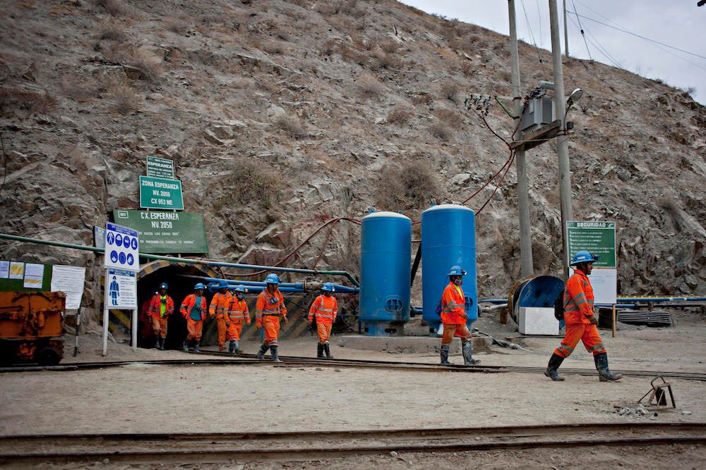 EmbSuizaPeru's tweet photo. Celebramos la alianza 🤝entre #Metalor, la Asociación Suiza de Oro Responsable y Minera Yanaquihua para exportar #ororesponsable y trazable desde Perú🇵🇪 hasta Suiza🇨🇭con apoyo de @OroResponsable @MINEM_Peru
Lee 👉 https://t.co/4HjXnnQ3eJ #serformalvaleoro https://t.co/nm7uhUPt02