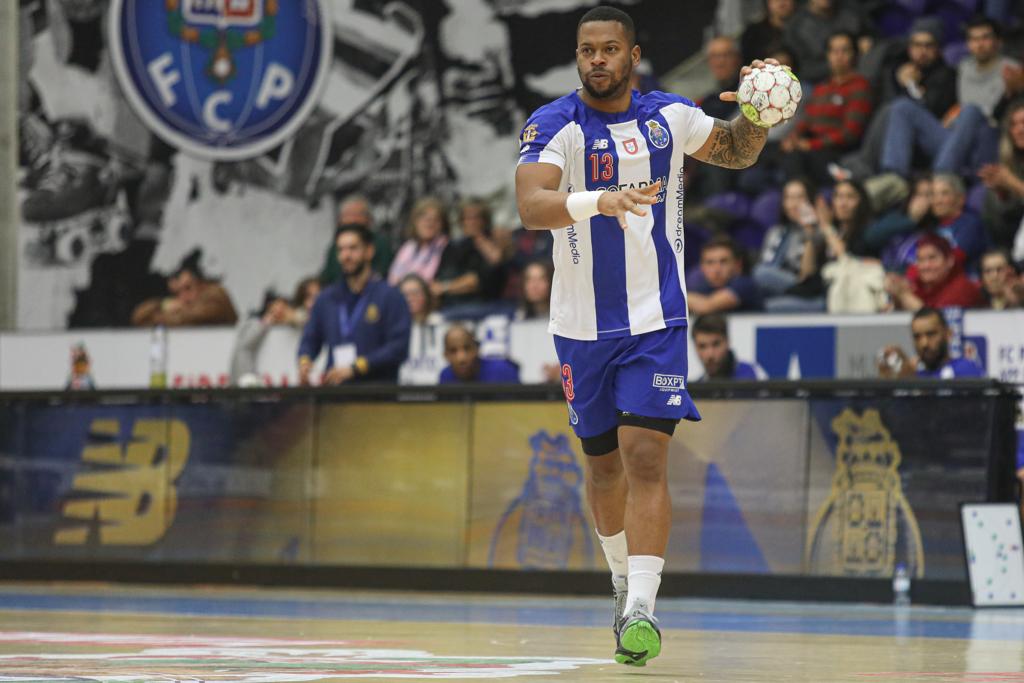 FCPorto's tweet photo. 🤾♂️Ángel Hernández renova e sai por empréstimo
👉Sabe mais: https://t.co/mUBuBGJrqe
#FCPorto #FCPortoAndebol #Andebol #FCPortoSofarma #FCPortoSports https://t.co/8G6G5A3eea
