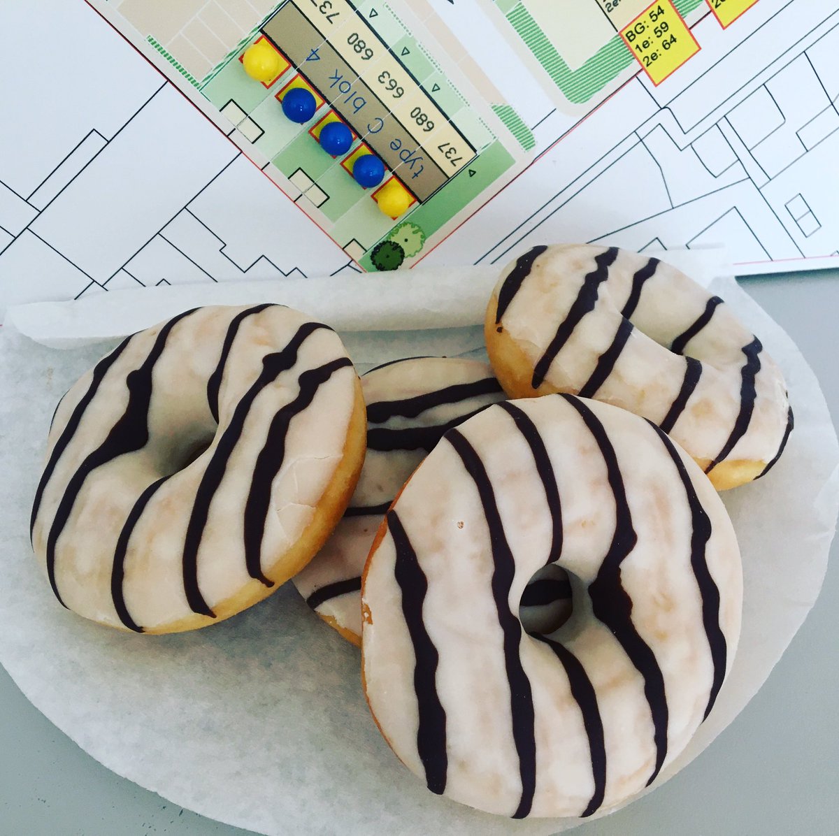 lthm03's tweet photo. Wij maken bewoners blij, maar bewoners ons ook. Worden we toch even verrast met heerlijke donuts @Trebbe1911 @uwoon_ #bouw #tinnegieter #stadsvernieuwing https://t.co/kc7KZUvH9x