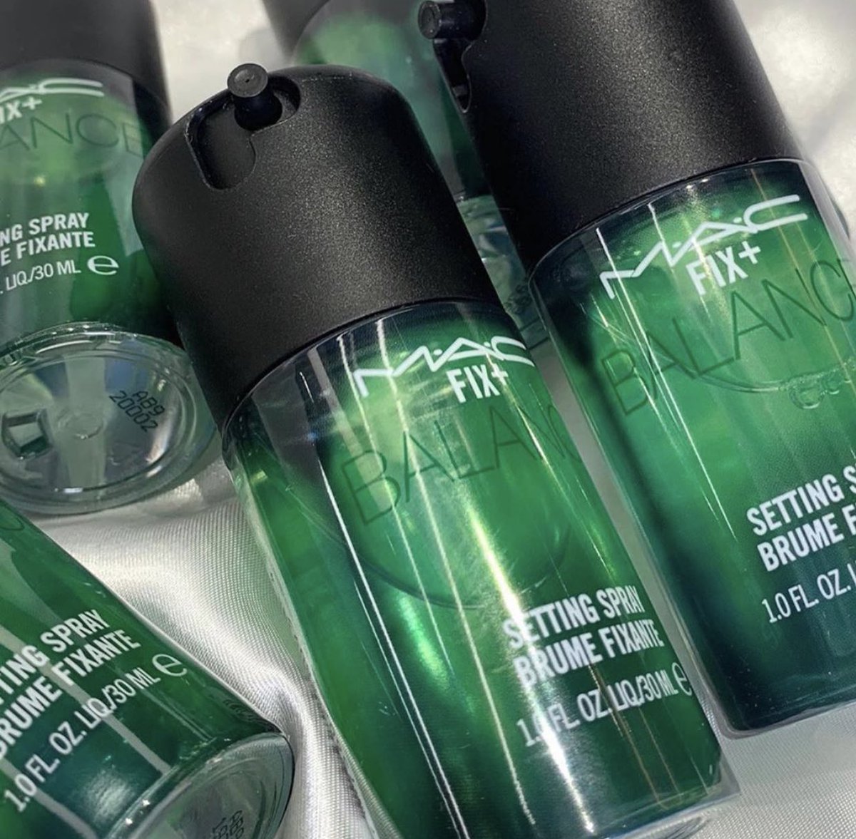 Trendmood's tweet photo. Another L👀K the full collection 🚨 NEW! #FixPlus 🌈💦 The Fix + Vibes Collection by @maccosmetics 
a tribute to freedom, individuality and self-fulfillment #LimitedEdition £13 each 📸 @xxchuiyee @mua_apm https://t.co/XUUYKhMxLz