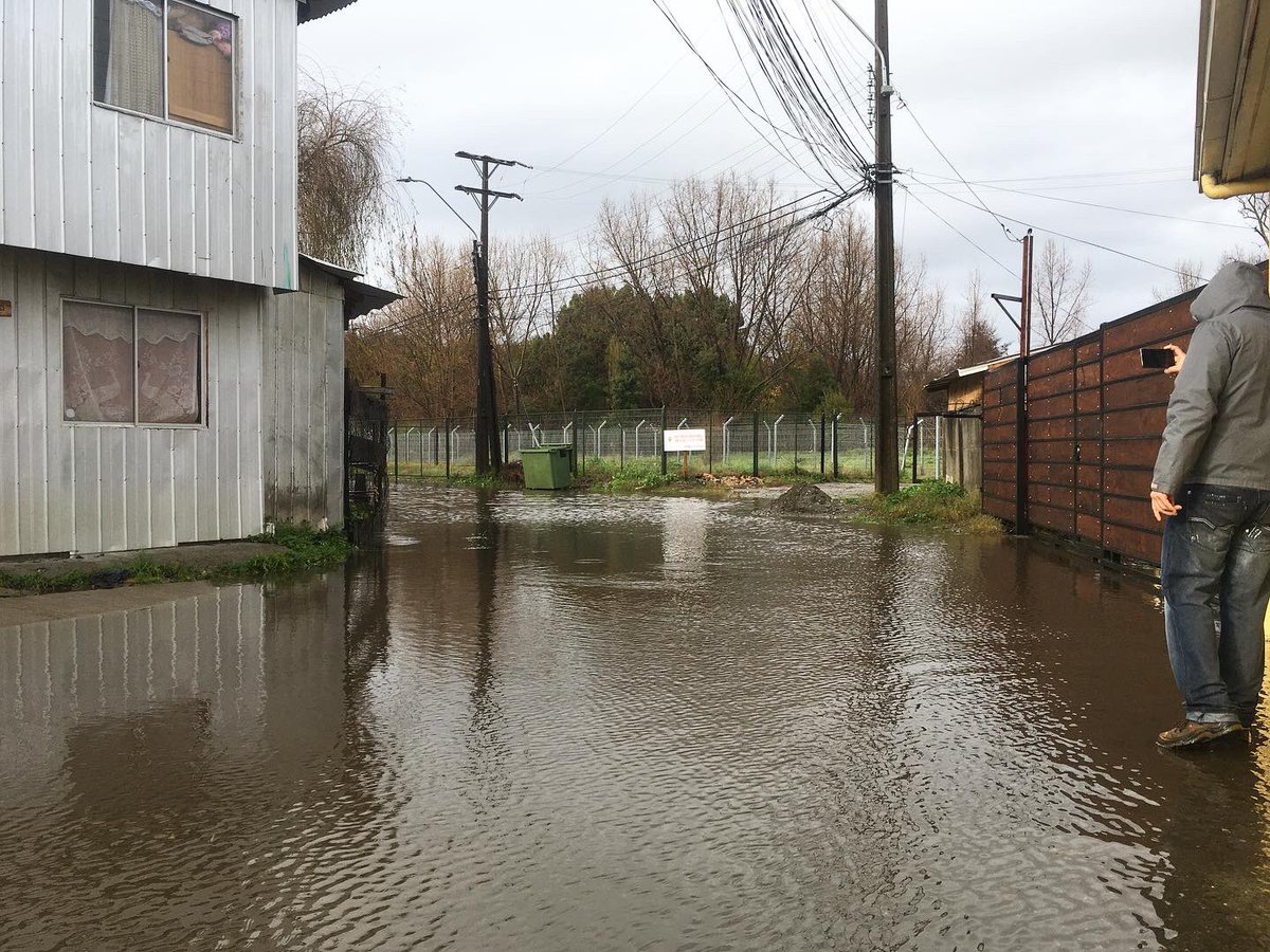 lluvias de hoy, demuestran la funcionalidad de las infraestructuras verdes por sobre las grises, un parque que permite inundarse resguarda sus viviendas, mientras colectores que colapsan (aunque sea unos minutos)  no tienen otra opción que desviar sus aguas a las viviendas.