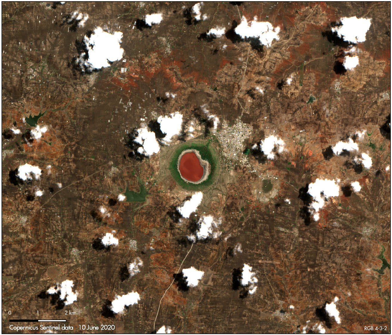 50 000 rokov staré kráterové jazero nedávno zmenilo farbu