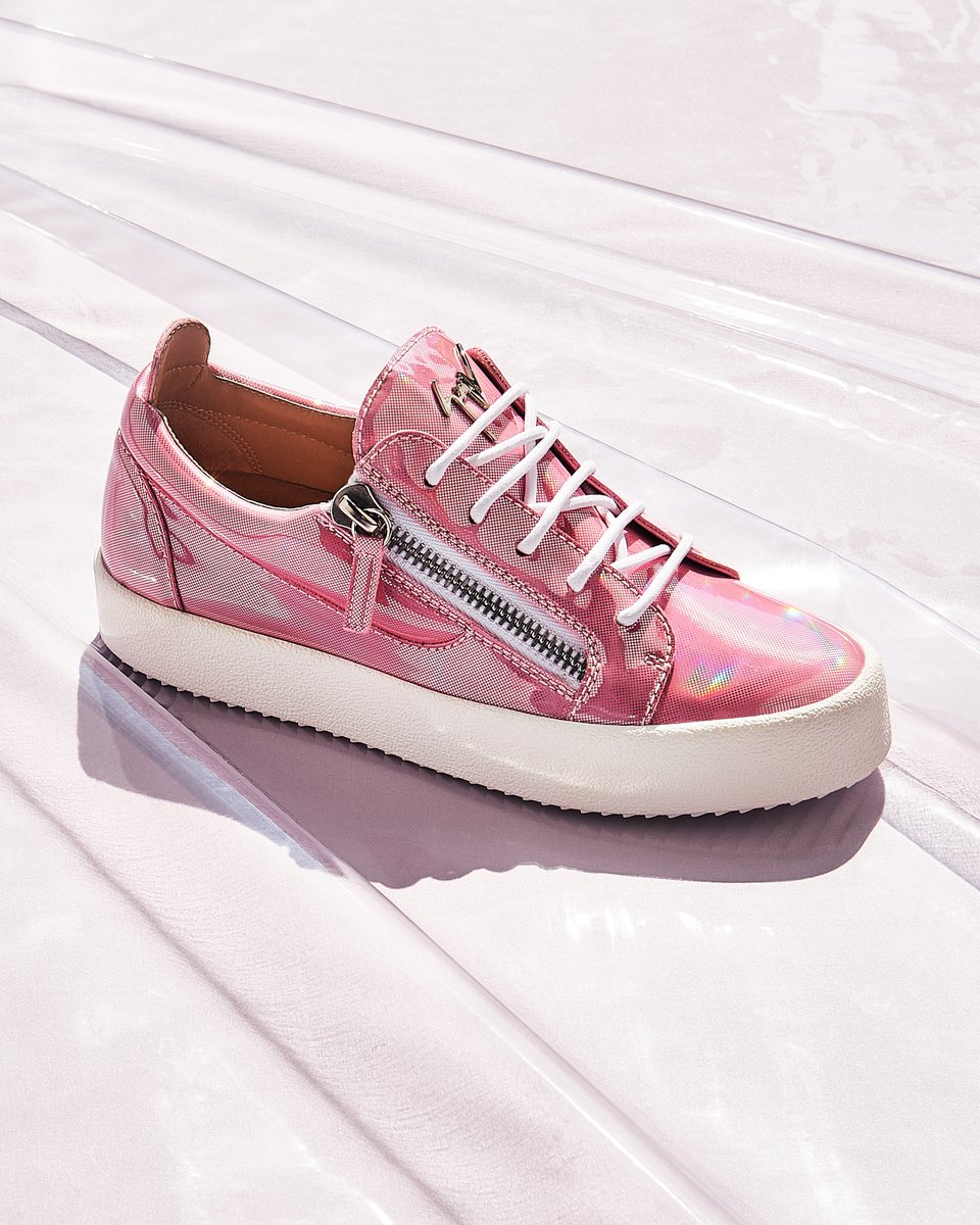 giuseppezanotti's tweet photo. She has a sheen about her. In iridescent leather, the GAIL is pretty-in-pink and so much more. #GZSS20  https://t.co/24OZtfrraf https://t.co/T3GdeyU76A