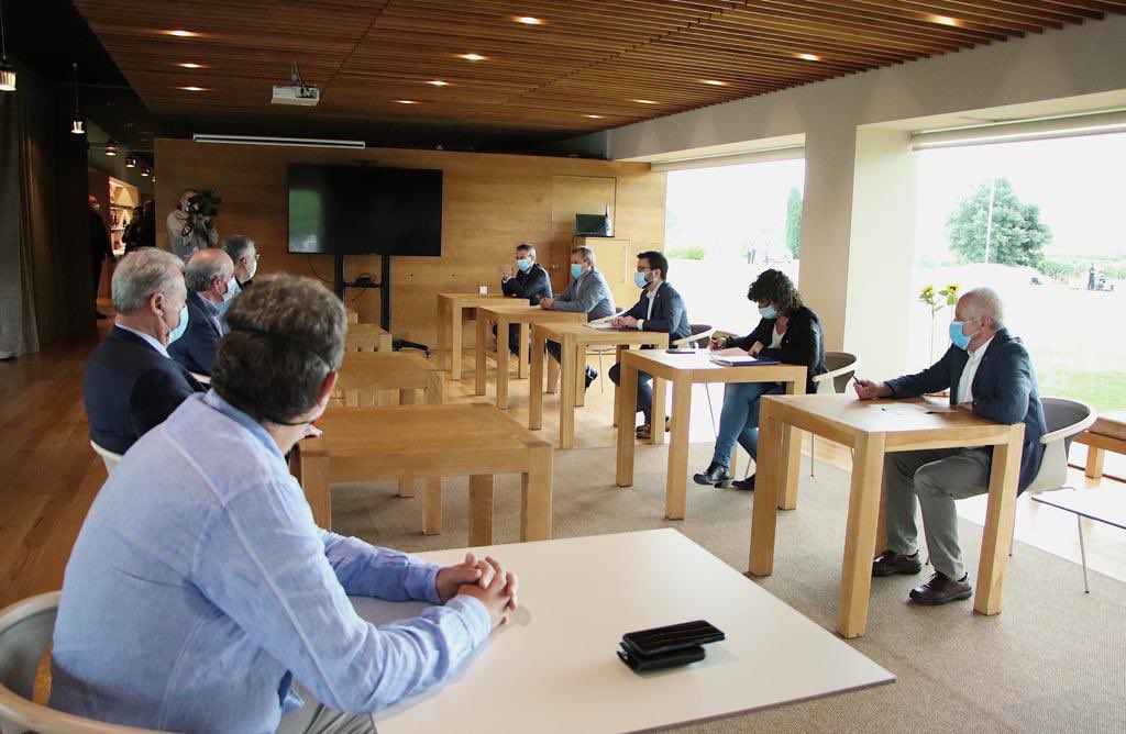 ERC_AltPenedes's tweet photo. 🟡PLA DE XOC PEL SECTOR VITIVINÍCOLA🍇🍷🥂

👉🏼 Un pla d’ajuts de 5,3M€ per fer front a l’exedent de vi i raïm i compensar la disminució d’ingressos de viticultors i cellers

✅Ho han explicat el vicepresident @perearagones, la consellera @TeresaJorda i l’alcalde Josep M. Ribas https://t.co/HsG1ODc4Ea