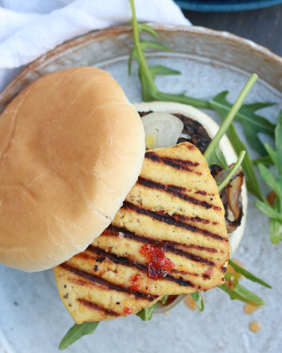 energisethrive's tweet photo. The Ultimate Burger 😜 Seitan, Mushroom and Blackbean Burger with a big chunk of Tofu Halloumi 🍔 both #ontheblog 💚
https://t.co/KbiRmJLRhK
https://t.co/RvgGu1kcJF
#veganburger #vegancheese #veganhalloumi #plantbasedburger #veganproteinsource #howtovegan #howtogovegan #vegan https://t.co/zSmGp8gnQP