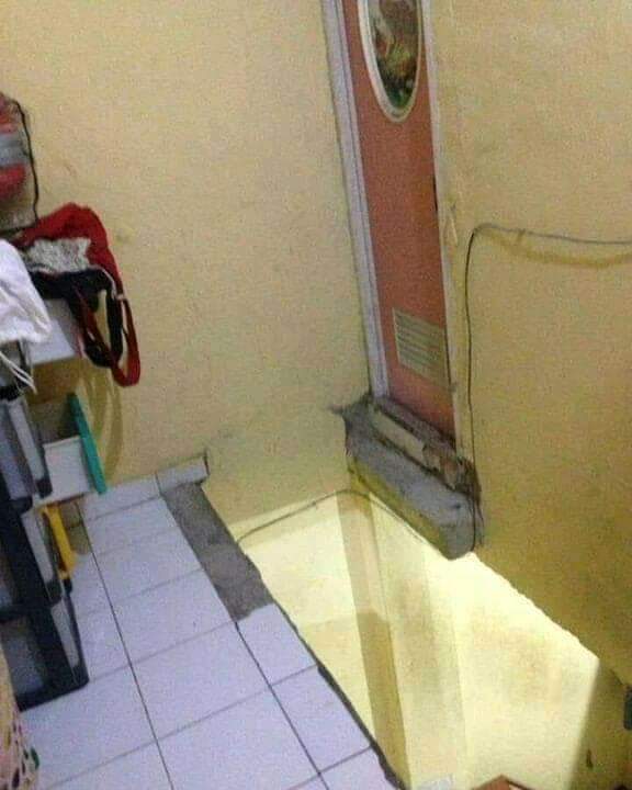 Bandungfess's tweet photo. Euy rek ka kamar mandi kudu nyebrang jurang heula:( https://t.co/3GkbuRWF6E