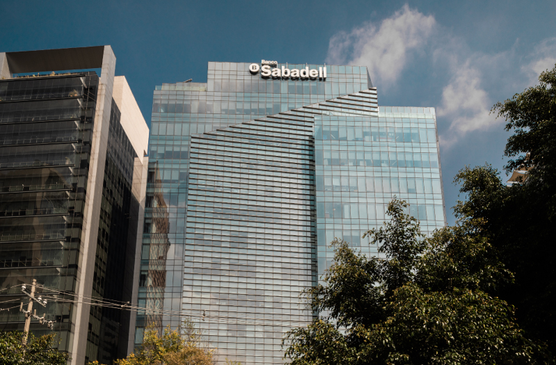 BancoSabadellMX's tweet photo. #Noticia | @BancoSabadellMX apuesta por la innovación y los servicios digitales con @IBM y @RedHat al migrar sus aplicaciones a su nube. Estas aplicaciones al estar activas tendrán la ventaja de contar con mayor flexibilidad y velocidad. Los detalles aquí: https://t.co/nCrKFjpKKm https://t.co/VFPCrAQpaz