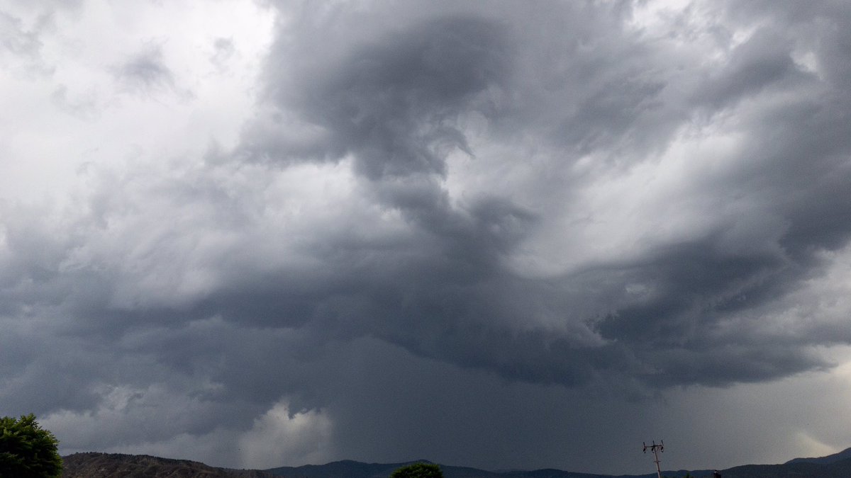 Hepimiz aynı dünyada yaşıyoruz ama gökyüzü hepimize farklı yüzünü gösteriyor;kimi kışı yaşıyor kimi baharı...Tıpkı içimizde kopan fırtınalar, sevinçler ve mutluluklar gibi.Tabiat hangisini yansıtırsa yansıtsın ihtişamı ve doğal hali ile sunuyor kendini bize örnek alın der gibi.