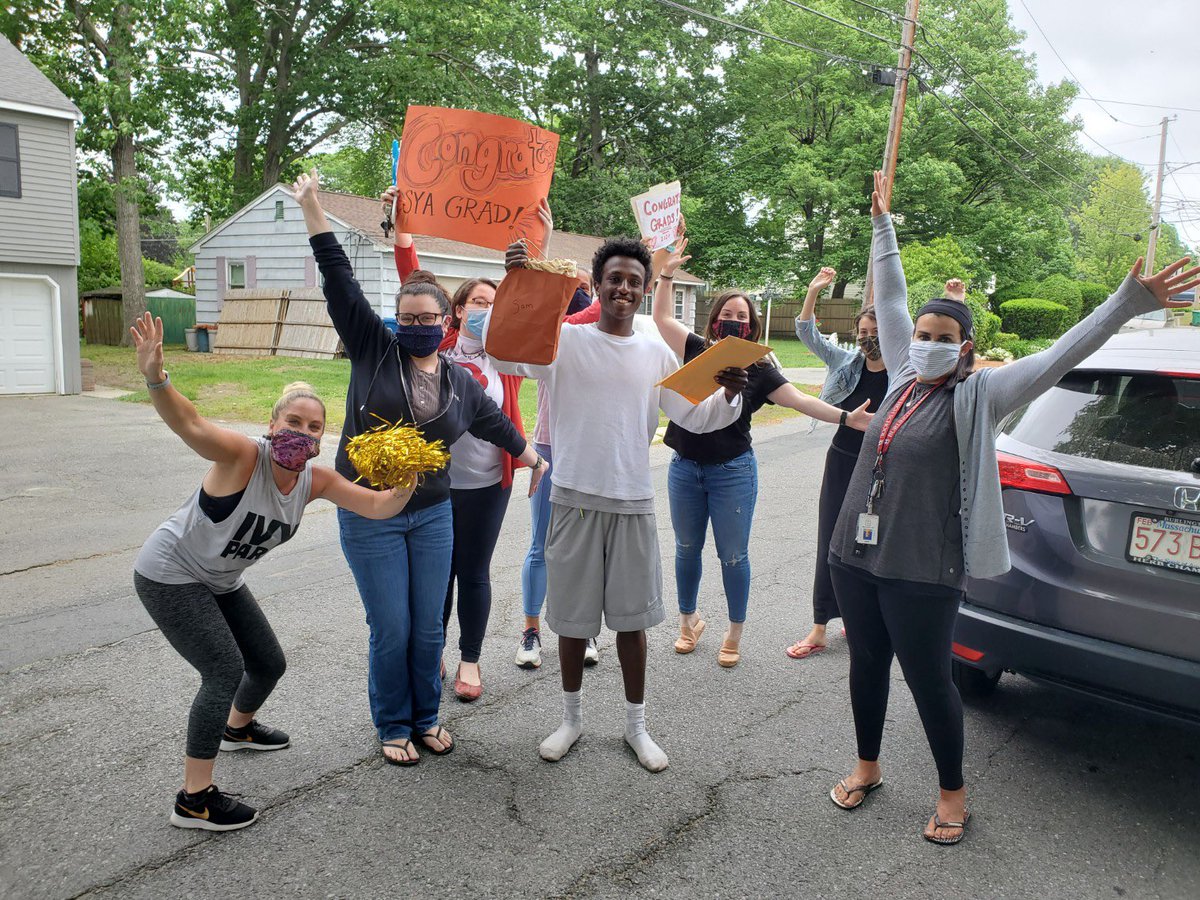 JillMacGraham's tweet photo. Delivering graduation gifts and diplomas!! @simon_youth @deb_deacon @bhsprincipal https://t.co/OObowPbFsP