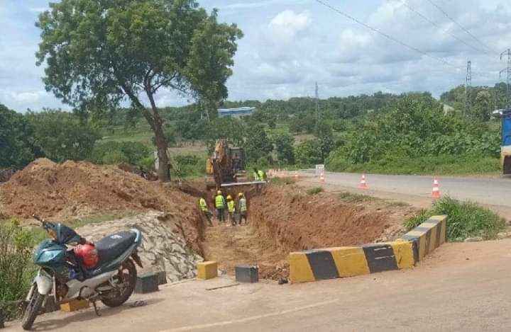 DRhdp's tweet photo. #Travaux de #réhabilitation de l’axe
#Bouaké <----> #Brobo non loin de l’usine Olam .
#DRHDP🇨🇮 https://t.co/US4s1mrMYI