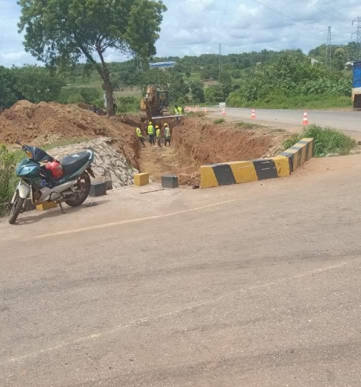 DRhdp's tweet photo. #Travaux de #réhabilitation de l’axe
#Bouaké <----> #Brobo non loin de l’usine Olam .
#DRHDP🇨🇮 https://t.co/US4s1mrMYI