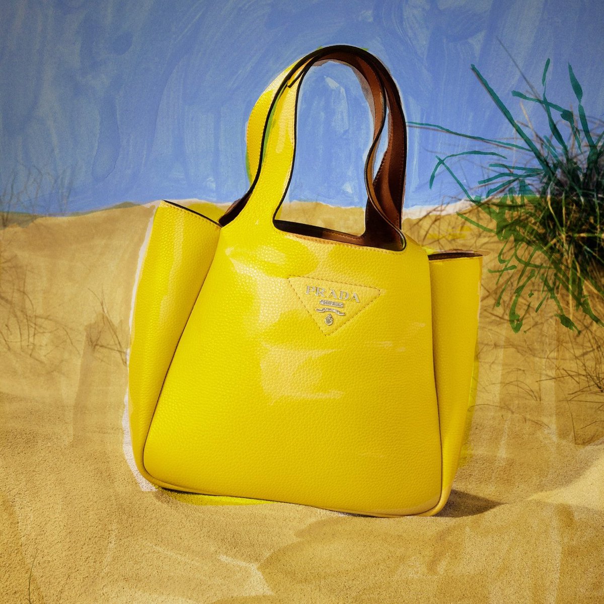 productsgram's tweet photo. The bag's by: @prada #style #handbags #fashion https://t.co/VAtqpfvpLI