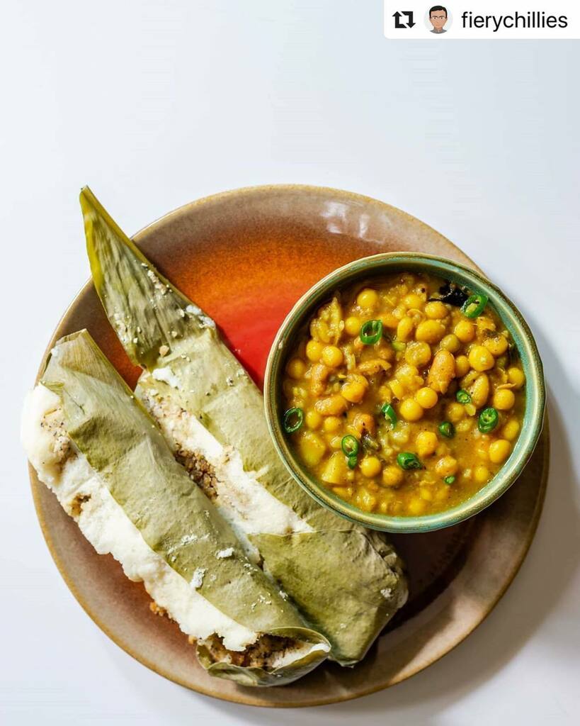 BBSRBuzz's tweet photo. #bhubaneswarbuzz #food #foodie #odiafood #haladipatra #pitha pic courtesy @fierychillies ・・・
Enduri pitha & a multi-legume mix for lunch today.
These steamed enduri pitha are stuffed with a grated coconut & palm sugar mix & wrapped with aromatic turmeric leaves, while the … https://t.co/4IfmRYUAqw