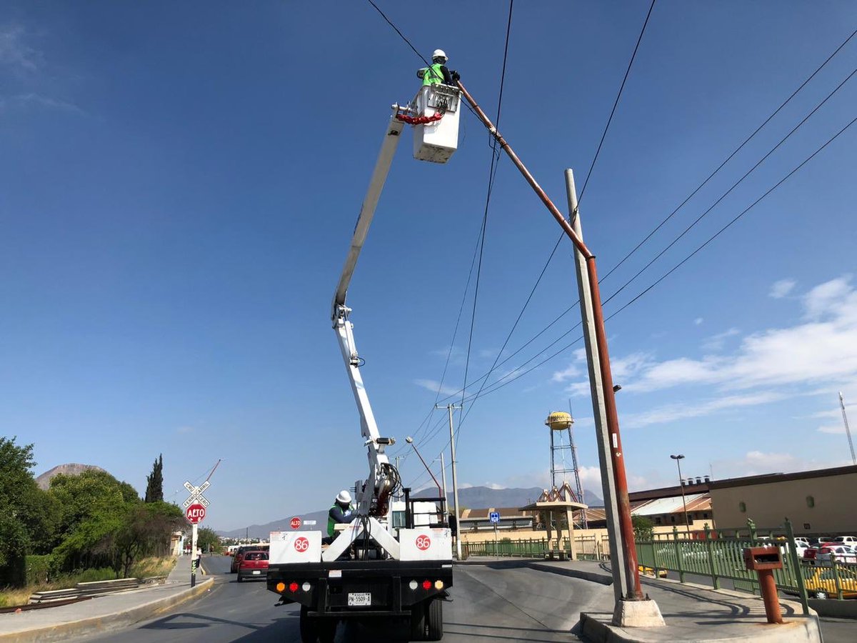 saltilloseprend's tweet photo. Nuestras cuadrillas continúan con la modernización del alumbrado público de #Saltillo. ¡Seguimos trabajando #TodosPorSaltillo! #FuerteCoahuilaEs https://t.co/BHIXvo2epQ