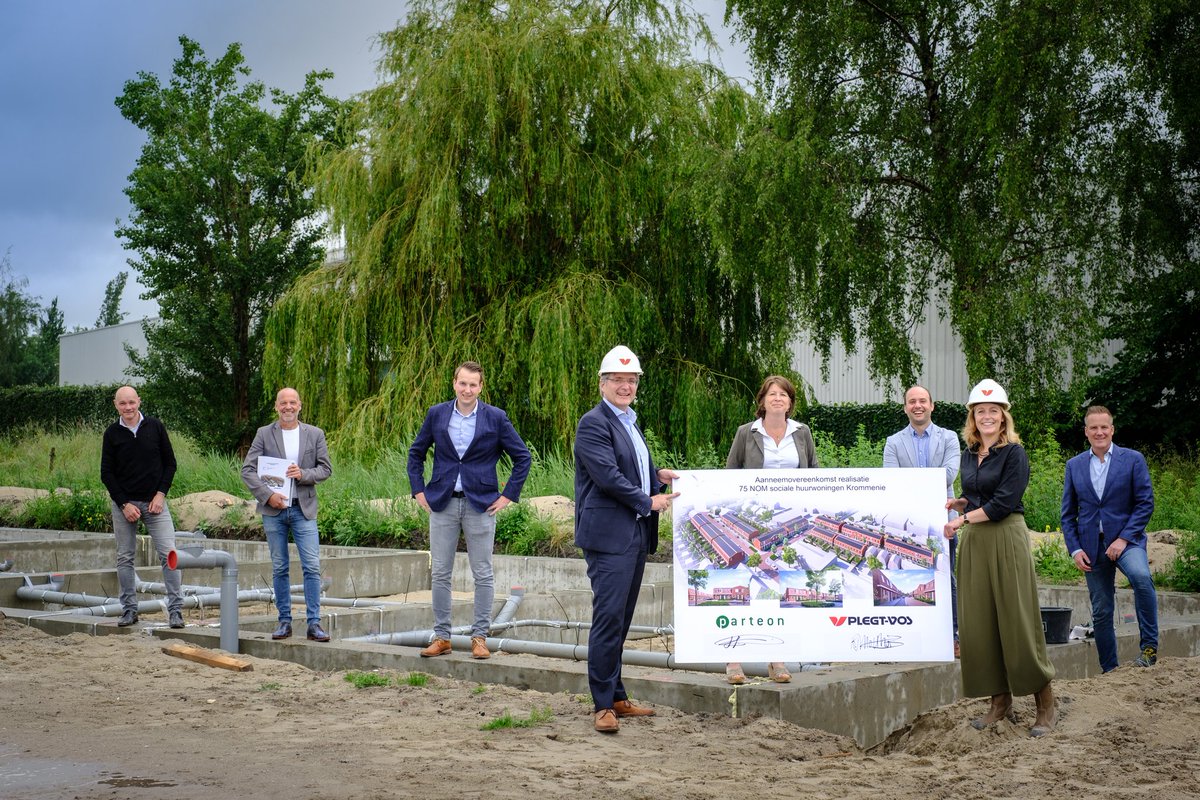 parteon's tweet photo. Vandaag  ondertekenden @HarryPlatte (Parteon) en Klaartje Molthof (@Plegt_Vos) de aannemingsovereenkomst voor 75 Nul op de Meter-huurwoningen in Krommenie. We starten in het vierde kwartaal 2020 met de bouwwerkzaamheden. https://t.co/76Hky53U9D