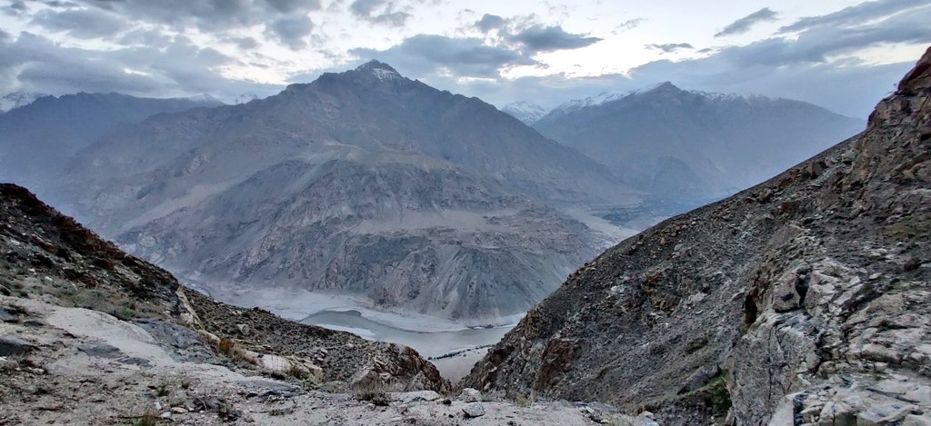 umarkamran96's tweet image. RT BakhatNasr: Couldn't capture the ibex but did took few stunning clicks of the mighty Karakoram, the amazing Sindhu (Indus) river and crepuscular rays. #Gole #Skardu #Baltistan #BeautifulPakistan  #Pakistan