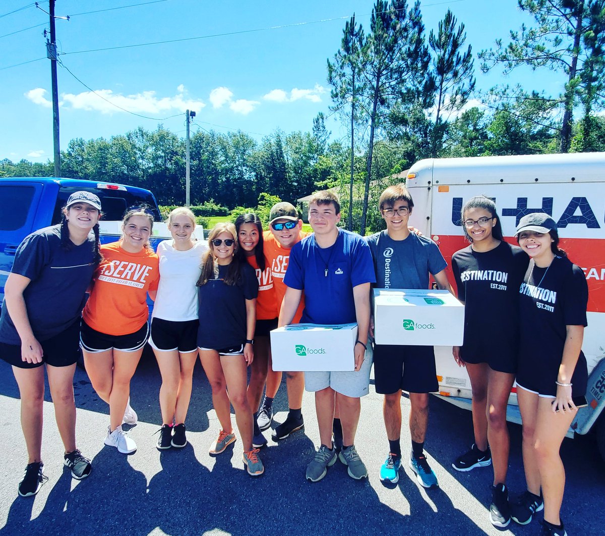 pastorwayneshep's tweet photo. Summer interns giving out food boxes to our community!
#destinationchurch.tv https://t.co/5PGJzP0eyC
