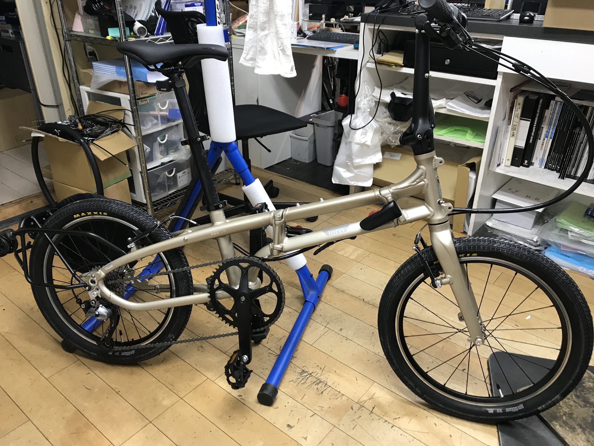 O Xrhsths サンクスサイクルラボ小岩店 Sto Twitter こんな時間ですが 最近ハマってるbyb P8のカスタムのお時間です 残業後に自分を満足させるための大切な時間 タイヤを純正のシュワルベのシチズン1 6インチからマキシスのグリフター2 1にチェンジ さて 結果は