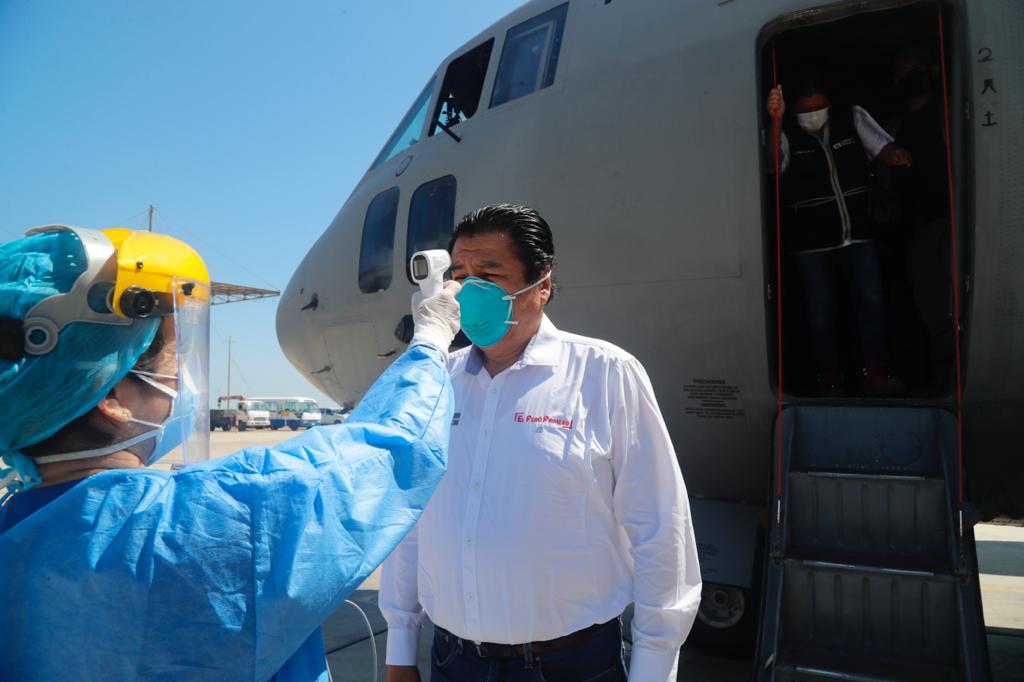 RodolfoYanezW's tweet photo. #Piura | Hemos venido a Talara para entregar 50 balones de oxígeno que permitirán reforzar la lucha contra el coronavirus. Trabajando así, unidos contra la pandemia, seguimos reduciendo la tasa de letalidad en la región. https://t.co/P848qgVVgL