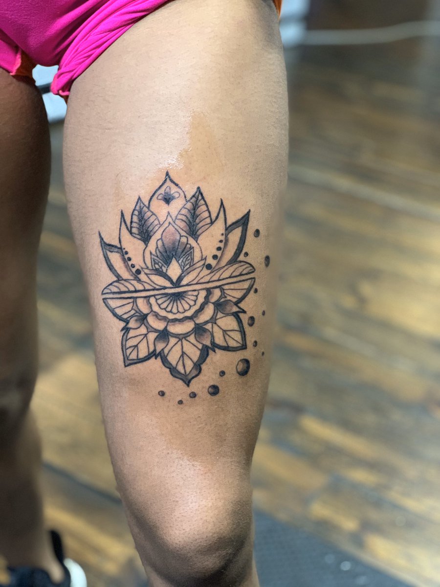 jahnovaa's tweet image. I quit my 9-5 to pursue tattooing full time. I work in a black owned shop located in downtown Atlanta and specialize in tattooing melanated skin. Please retweet and help me find my next customer 🖤🙏🏽💉