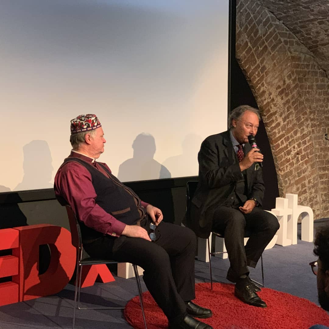 dparry777's tweet photo. Two speakers from last year ... Rev David William Parry proving he is a pioneer, while Haralampi G. Oroschakoff demonstrates he is a work of art ...
@dwparry777
@oreschak
#artcriticism #worldoffart #whereisart #whatisart #whereartthou #modernism #shutyourmouth #pomo #herewego https://t.co/2hTUxiTwM9