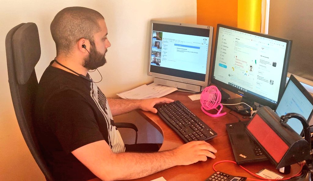 GdgLeonEsp's tweet photo. Esto es trabajo en #equipo y #comunidad. A los mandos de Youtube, Twitter y Meetup está nuestro compañero @CarlosLopezGlez 💪💪
 
🔴Live Stream -> https://t.co/WxfplZGnyq
 
@GDG_ES #LeonESP #GDGLeonML https://t.co/D0VIOQXriJ