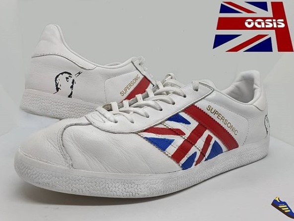 'I want this painting free hand'
'What?!'
'Yeah I dont want it to be perfect I want people to know they've been hand painted, so no stencils!'
'Oh god 🙈' Did my best for an #Oasis die hard fan who wanted his trainers to be..well you read the start! 😁
 #adidas #customtrainers