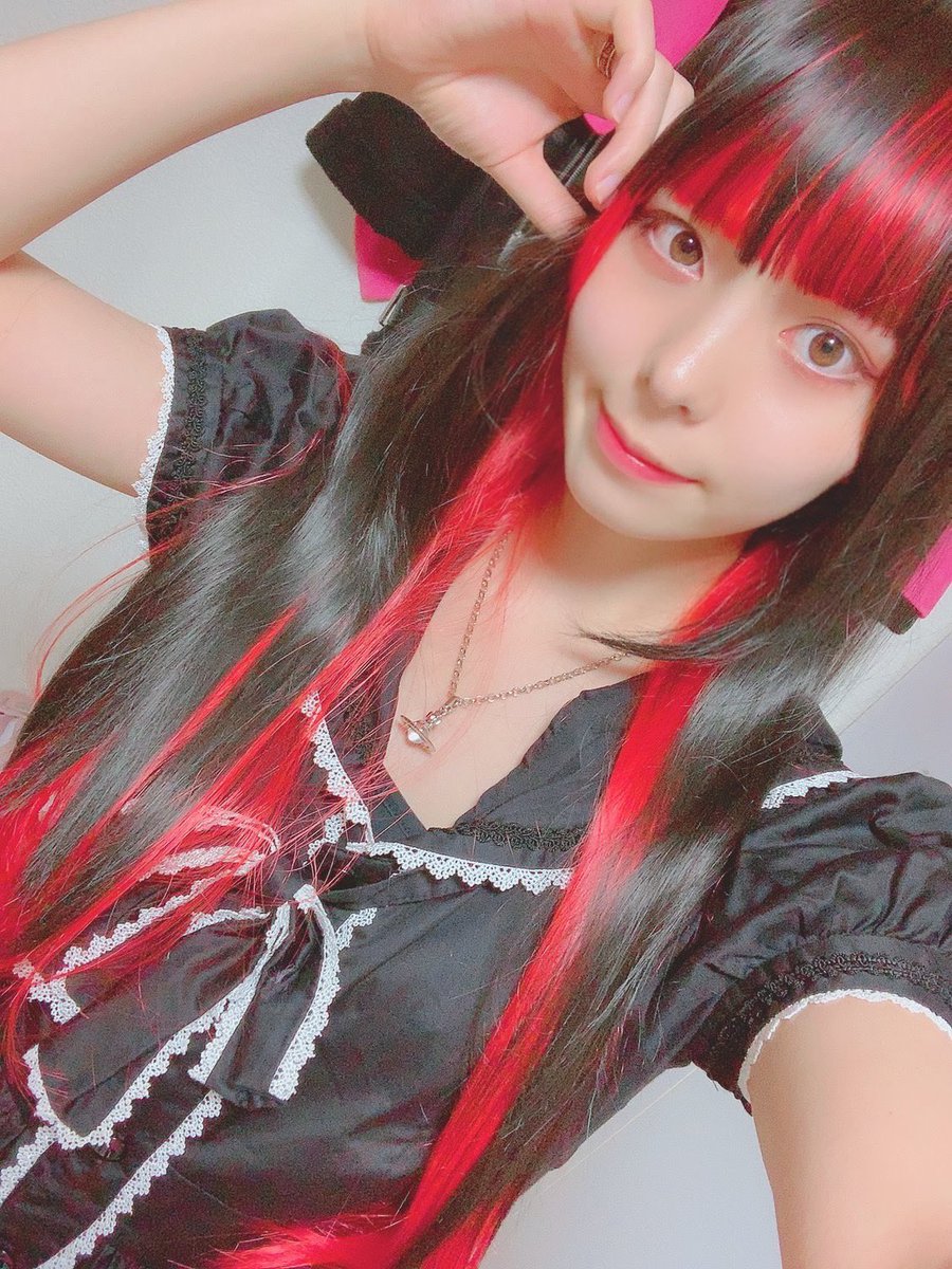 鳴海千秋 去年ぐらいに地雷系メイクやってたな なんか違うけどw こういうメイクの子はなんだかんだとても可愛いので絶対に勝てない