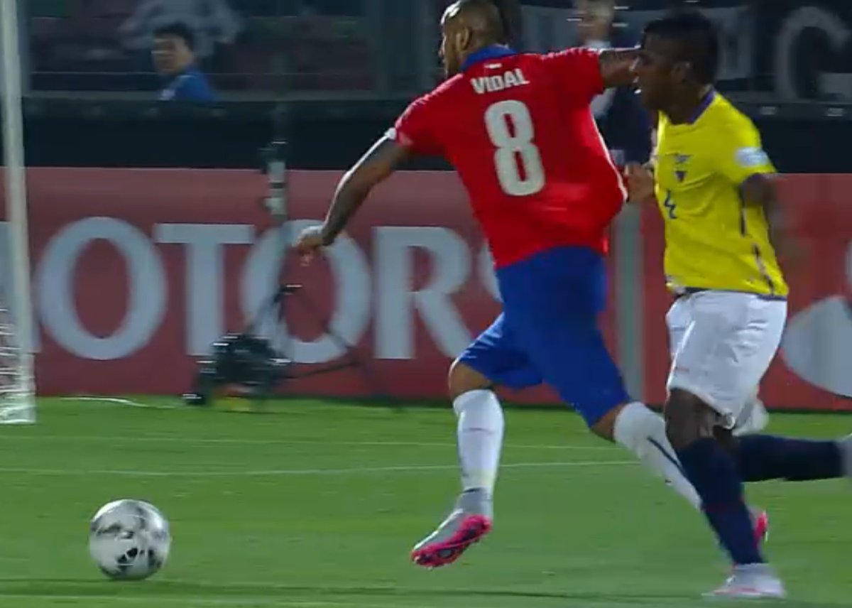 Sebazofia's tweet photo. Lo que nos quitó (?) Lucien Bouchardeau en el 98...
Lo devolvió (?) Nestor Pitana en 2015.
Ambas, un 11 de junio
#LaRoja
#CopaAmérica2015
#Zincha https://t.co/Gi6PS0vNFS