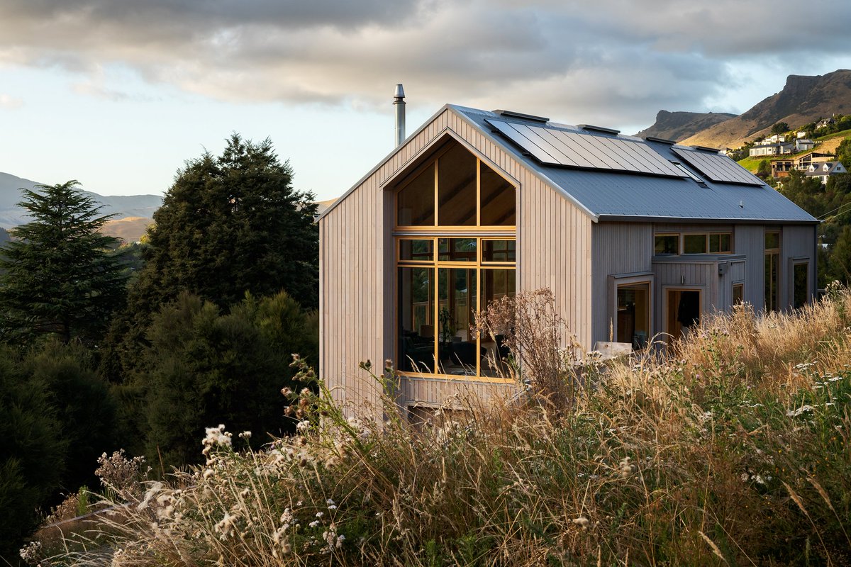 RealtorsWatne's tweet photo. An arched roof brings a traditional look to the exteriors of this #modernhome. #architecture  https://t.co/zwxhSIbQqI https://t.co/wVtsPiOFFP