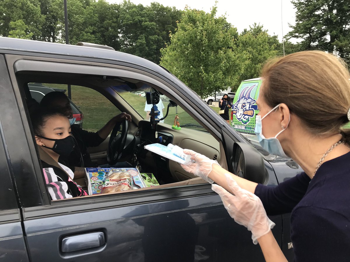 LGSusanB's tweet photo. Had a great time passing out 

🍞 Food;
🍎 Fresh produce; 
😷 Face masks;
📚 Books from @HPLCT; and
⚾️ 🐐 Promotional items from @GoYardGoats 

to nearly 400 @MilnerMiddle families for the school's Day of Caring! https://t.co/lRkRR4FG9R
