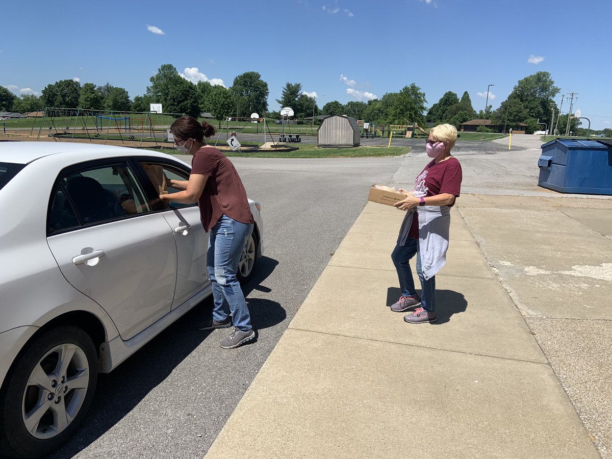 HendersonSchool's tweet photo. Grab & Go meals available today until 1:00 p.m. at Bend Gate Elementary School, East Heights Elementary School, and Jefferson Elementary School. Meals are provided for free for any child age 18 & younger. #extraordinaryhcs https://t.co/lo0Qw6GIO1