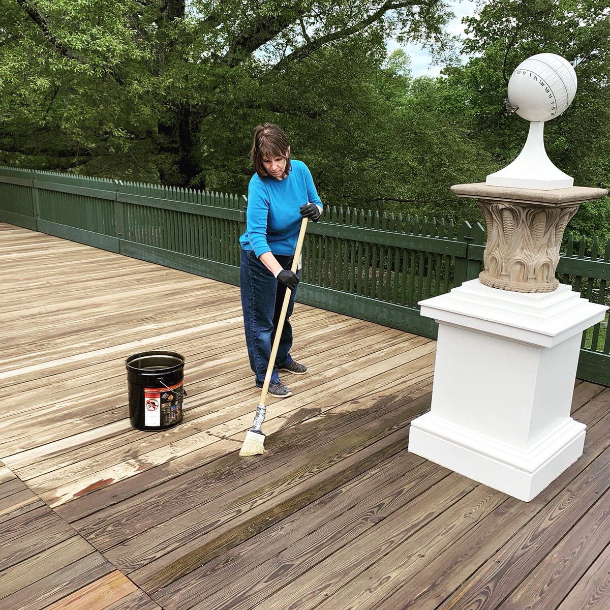 As we look forward to welcoming visitors back on the mountaintop, Carol Richardson is applying oil (on a very dry day!) to soak into the exposed wood of the North Terrace and prevent deterioration.

BTW: it's Carols birthday today! Send her some good cheer!🎉🎉🎉