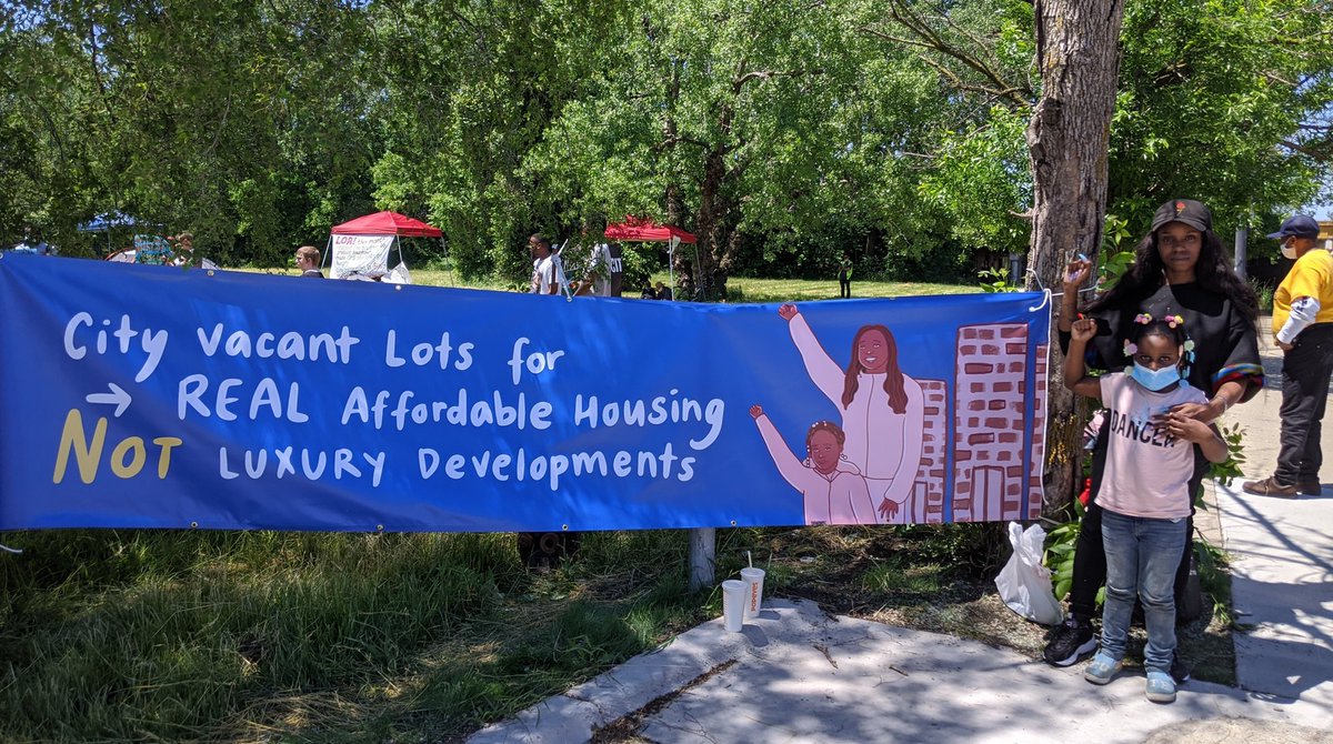 ObamaCBA's tweet photo. Yanni was displaced from Woodlawn because of rising rents. She's here to demand this lot be set aside for affordable housing. #StopDisplacement #CBANow #BlackLivesMatter https://t.co/NoclglTx2J