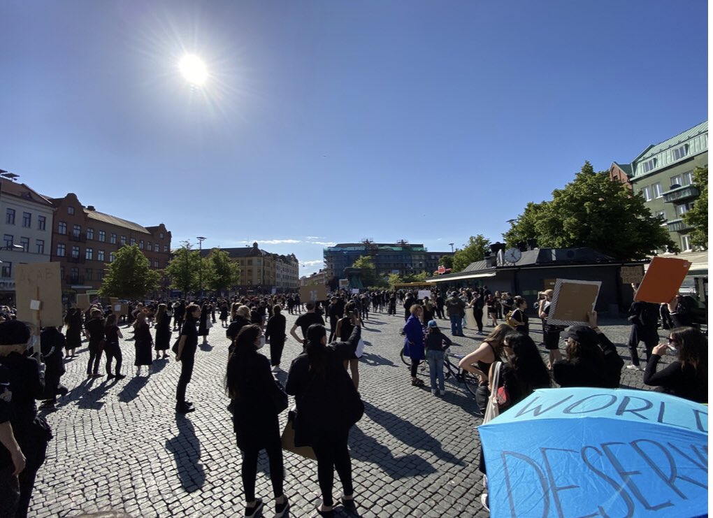 Lägg märke till att ingen skrivit om tisdagsdemonstration i Malmö. 
Som gick hur bra som helst, utan några brottsliga lootare, svarta som tvingade vita gå ner på knä, och där socialdistansiering respekterats. 
Och det var en så kallad ”olaglig” demonstration, vad det än betyder.