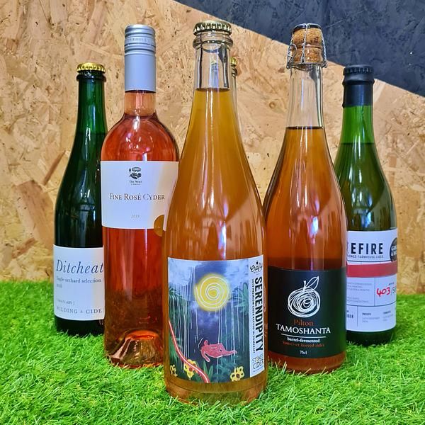 'Somerset Legends' box 🧙🍏exclusive for the @swciderweek 

This is a selection of the finest cider that #Somerset has to offer 

🎬 IG LIVE: 5.00pm 19th June:  <a href="/theciderologist/">The Ciderologist</a> &amp; <a href="/TheCiderCritic/">James Finch</a> are coming together to talk/taste X2 of the ciders 

🛒🍏 buff.ly/2Uvgm6T