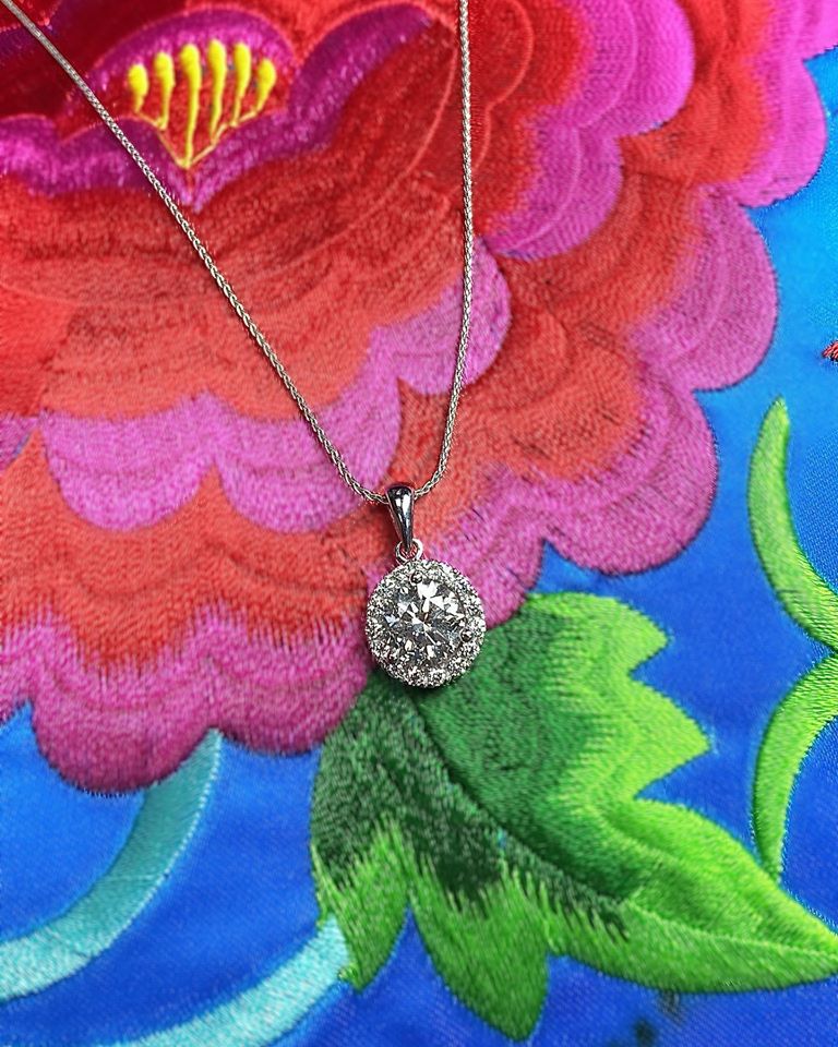 bovadiamonds's tweet photo. Adding a touch of sparkle to your Thursday with our Diamond Halo Pendant. Pictured above is a 1.7CT Round center set in a 0.25CTW Halo on a 14KT White Gold wheat chain. #diamondhalopendant #halopendant #diamondnecklace #finejewelry #dallasdiamonds #drippingindiamonds https://t.co/u1RoRv9bny