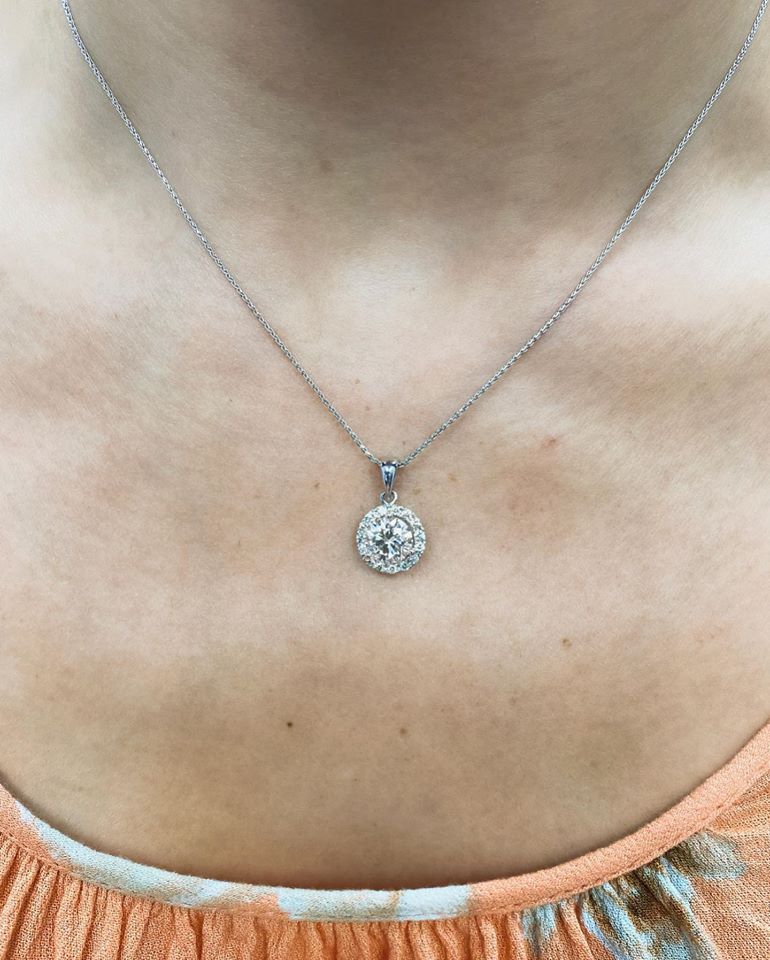 bovadiamonds's tweet photo. Adding a touch of sparkle to your Thursday with our Diamond Halo Pendant. Pictured above is a 1.7CT Round center set in a 0.25CTW Halo on a 14KT White Gold wheat chain. #diamondhalopendant #halopendant #diamondnecklace #finejewelry #dallasdiamonds #drippingindiamonds https://t.co/u1RoRv9bny