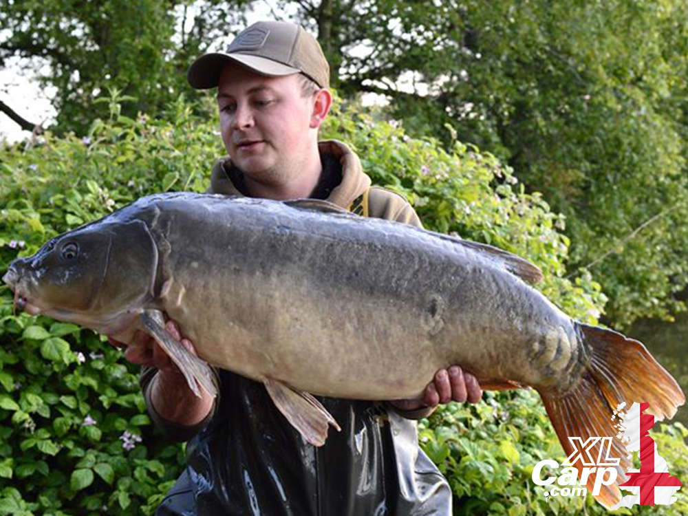 FryerningXLCarp's tweet photo. Brad Phillips with The Whinger, part of a Main Lake A-Team brace. https://t.co/7ykcZdsSvE