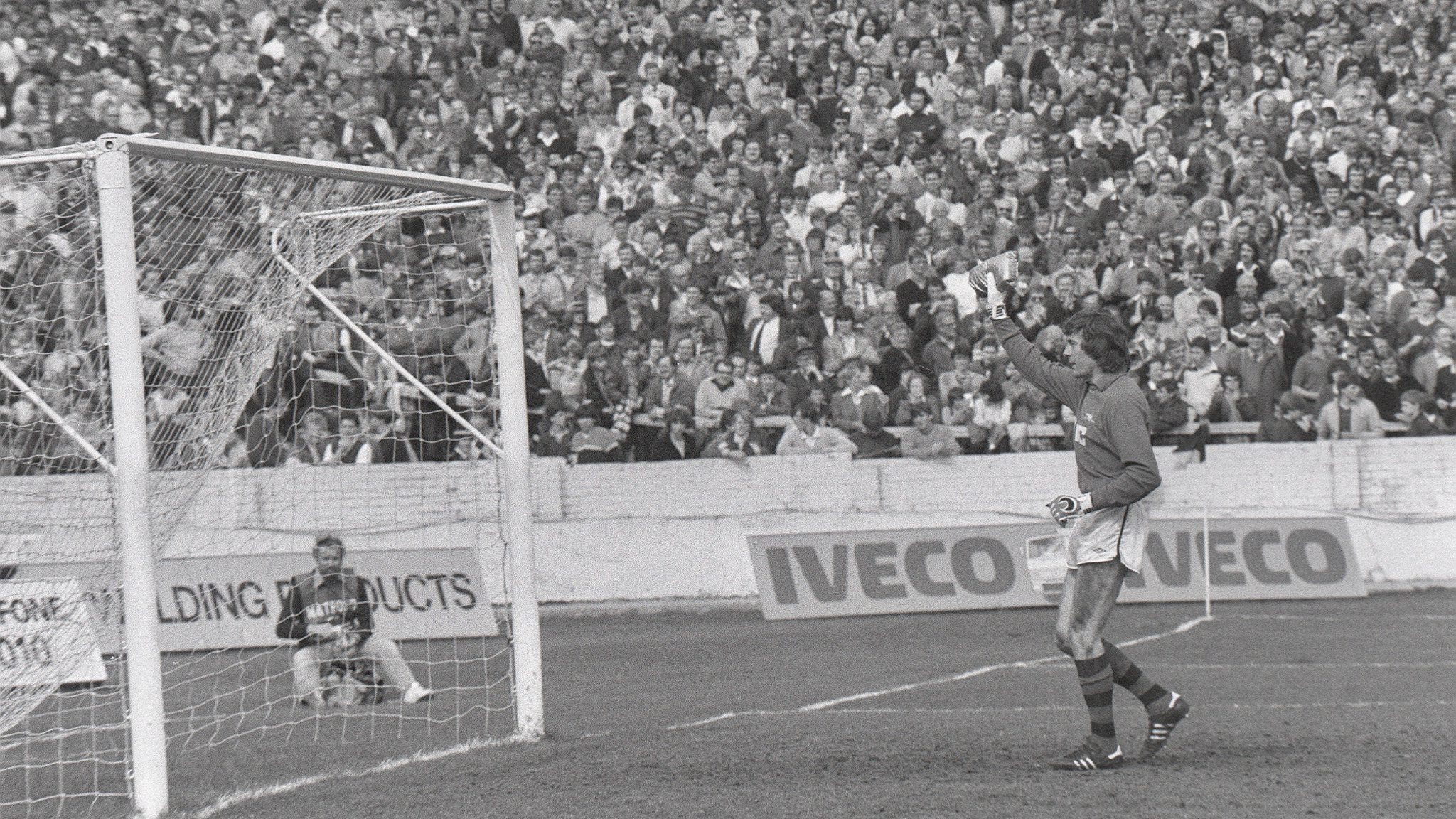 Happy 75th Birthday to former \keeper, Pat Jennings! 