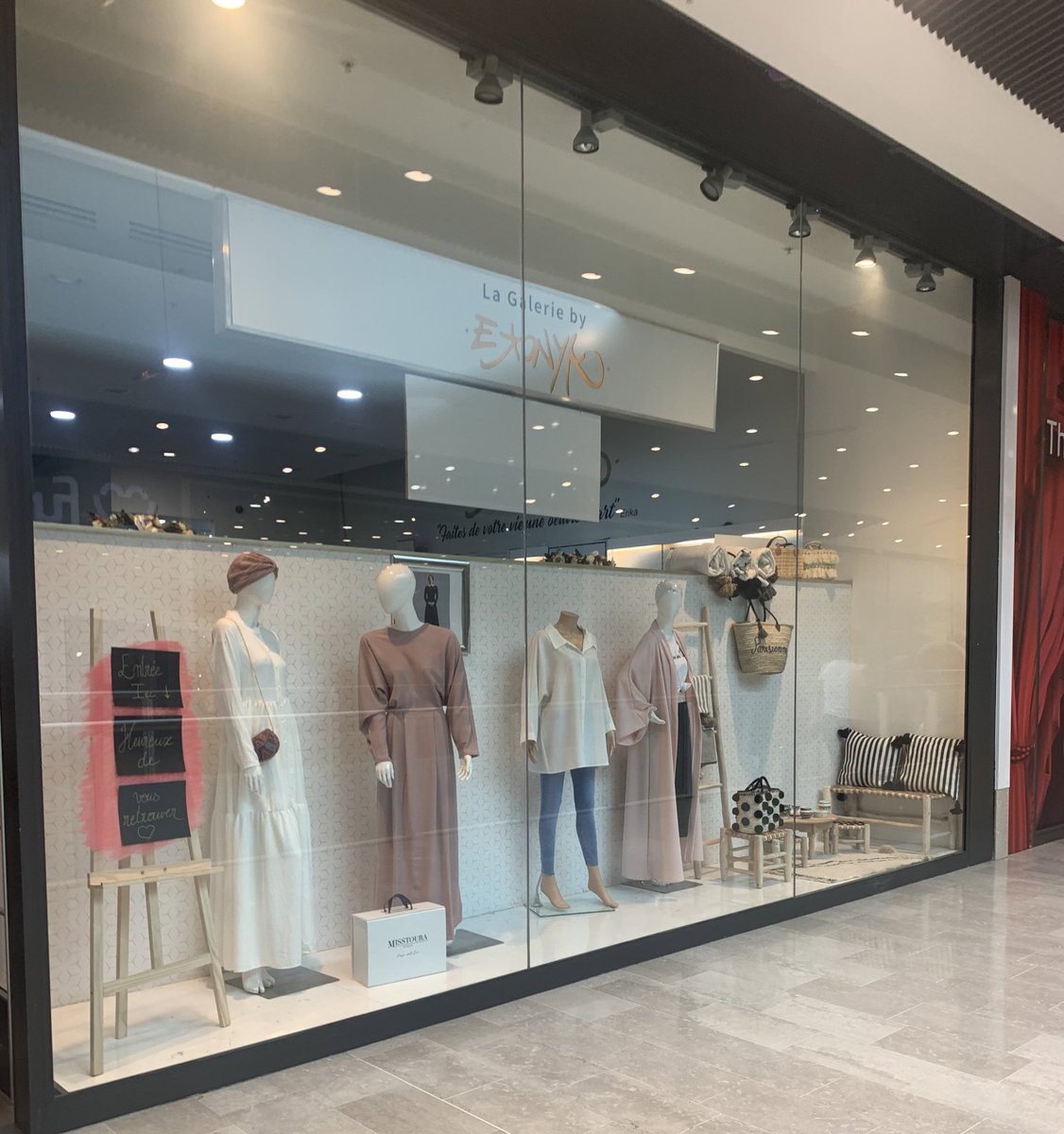 MeryemSdt's tweet photo. Les filles y a une boutique pour femme voilée (ou pas) qui a ouvert a O’Parinor (93) elle s’appelle « Ekonyk », elle regroupe plein de petites marques qui débutent franchement heja le top allez leurs donner de la force https://t.co/p61nANc8un
