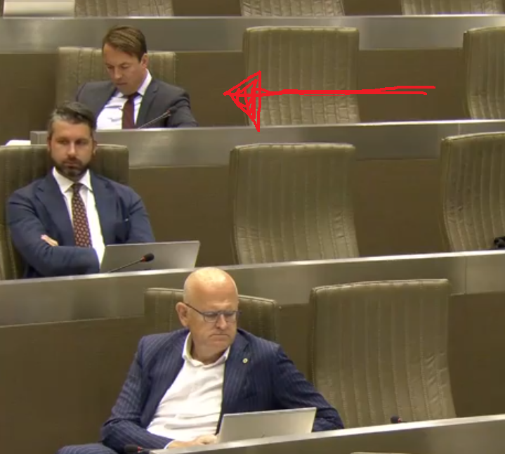 Art_Ritis's tweet photo. Jos d'Haese is aan het woord. 
De man aan de rode pijl heeft geen tijd om te luisteren want hij moet racistische bagger delen op twitter. Waarom betalen we die mensen eigenlijk? #vlaamsblok #racisme #samvanrooy https://t.co/YqaAexnIWo