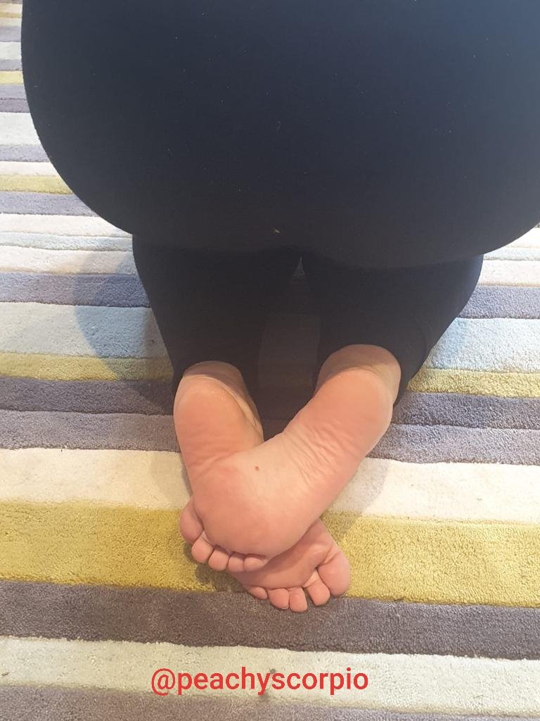 peachy_scorpio's tweet photo. Wondering whats under my leggings, check out my OFs. Link in bio 😘 
#leggins #bigbootybeauty #feetpicsforsale #ContentCreator #onlyfansgirl #onlyfanspage #onlyfanscreator #onlyfansnewbie #LinkInBio 🍑🦂 https://t.co/wZnD0TRuZl