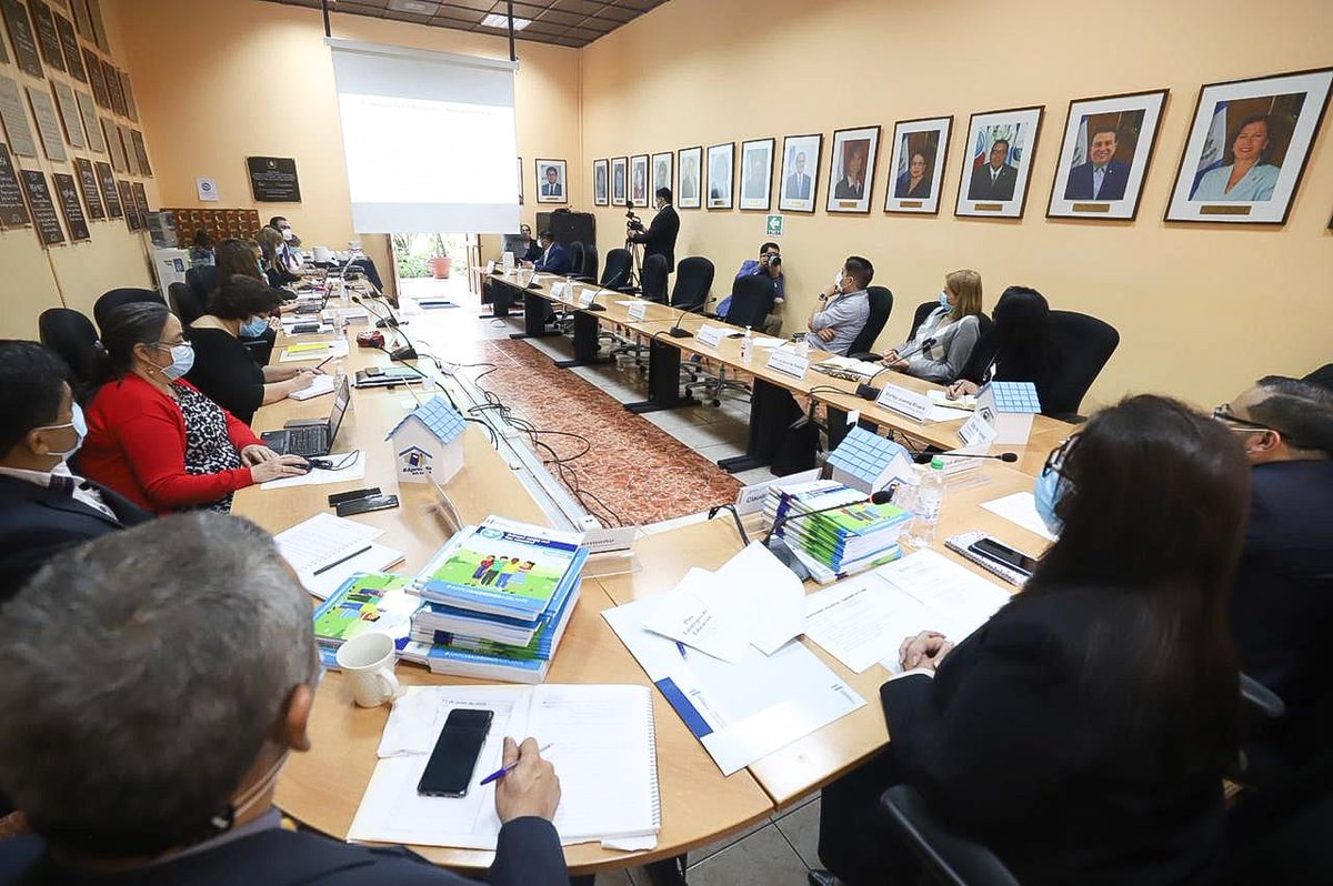 La Comisión Específica de Protección y Desarrollo Social, presidida por la Primera Vicepresidente del Congreso, diputada <a href="/SofiaHernandezI/">Dip. Sofía Hernandez</a>, se reúne con autoridades del <a href="/MineducGT/">Mineduc Guatemala</a>.