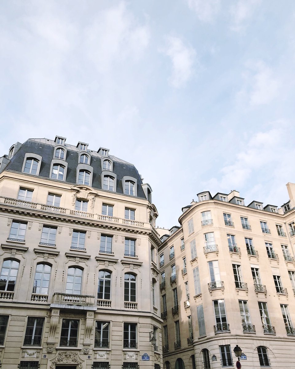 À Paris, il faut toujours prendre le temps de regarder en l'air. • In Paris, always take time to look up. • 📷 katieleejacobs