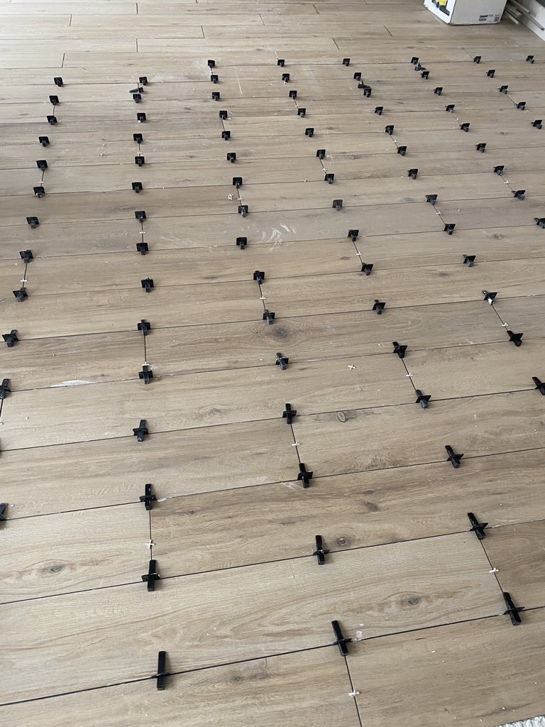 rediarq's tweet photo. Colocacion de #pavimento de imitación madera, Treverkview Miele de Marazzi, con sistema de nivelación @Peygran.
¿Calidad en los #acabados?
¡#Descubre #Rediarq!
#Construcción #Tenerife https://t.co/WRYFiKp4Id